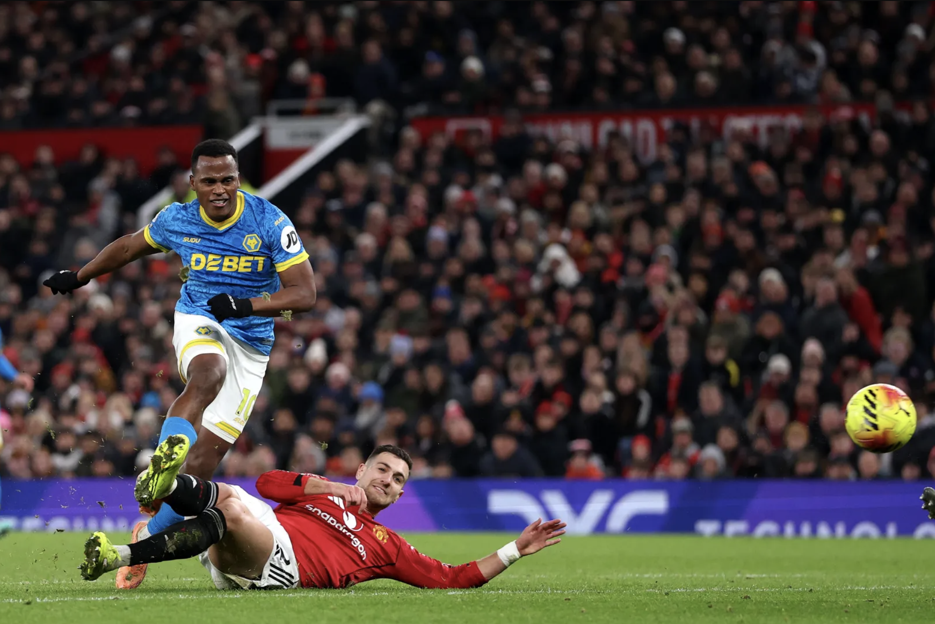 Man Utd lại đánh rơi chiến thắng trên sân nhà Old Trafford
