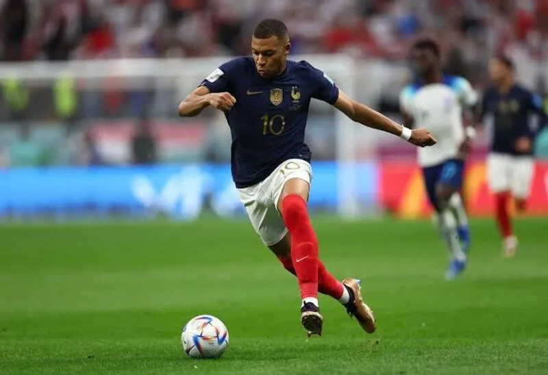 Tốc độ, khả năng tự tạo cơ hội và hiệu suất ghi bàn giúp Mbappé trở thành một trong những tiền đạo nguy hiểm nhất hiện nay.
