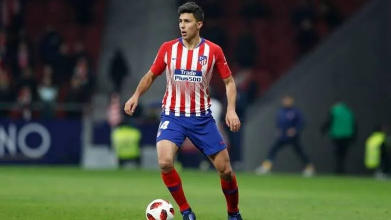 Rodri trải qua quá trình đào tạo tại Atlético Madrid và Villarreal trước khi trở thành tiền vệ hàng đầu châu Âu.