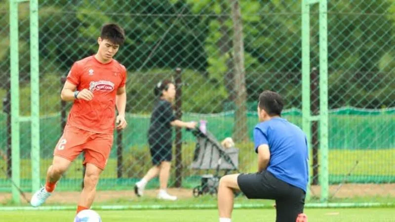 Việc Duy Mạnh vắng mặt làm giảm kinh nghiệm tổ chức và chỉ huy hàng phòng ngự trong các trận đấu áp lực cao.