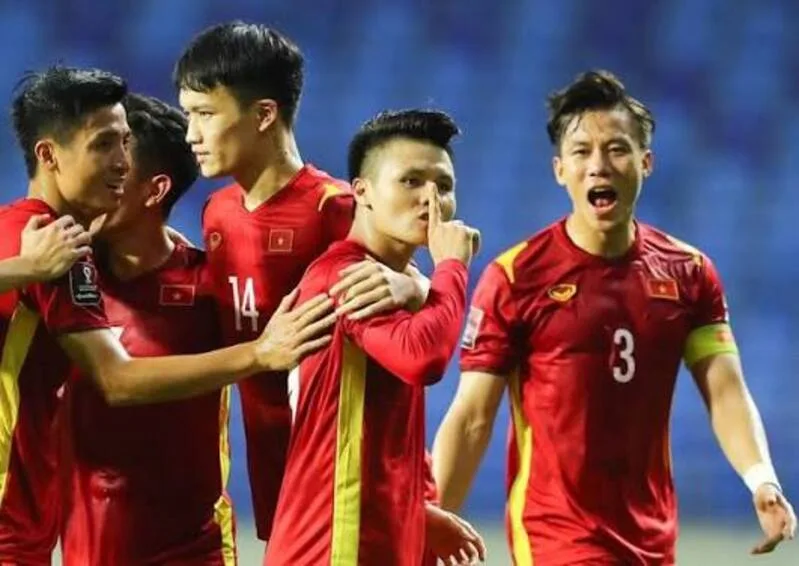 Hoàng Đức, Quang Hải và Hoàng Hên giúp tuyến giữa Việt Nam có thêm khả năng thoát pressing, chuyền quyết định và sút xa.