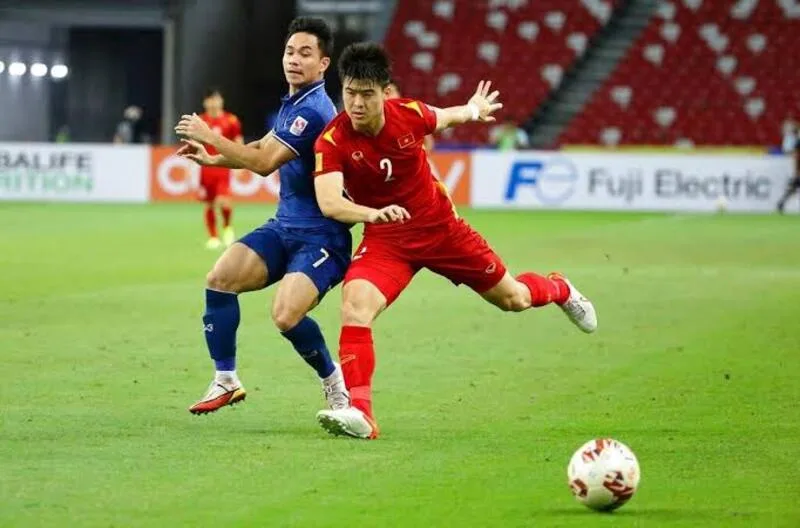 Sự vắng mặt của một trung vệ giàu kinh nghiệm buộc hàng thủ Việt Nam điều chỉnh khả năng giao tiếp, giữ cự ly và bọc lót.