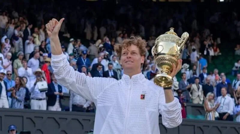 Jannik Sinner vượt qua Alexander Zverev trong trận chung kết để bảo vệ danh hiệu đơn nam Wimbledon 2026.