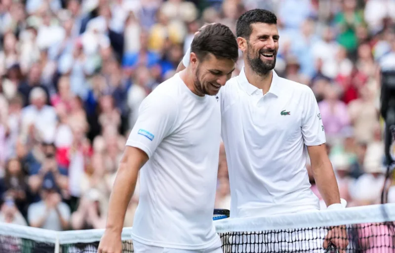 Novak Djokovic tiếp tục thể hiện khả năng cạnh tranh với thế hệ trẻ khi tiến sâu tại Grand Slam sân cỏ.
