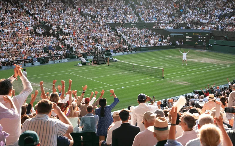 Sân cỏ, trang phục trắng, Centre Court và món dâu tây ăn kèm kem tạo nên bản sắc riêng của Wimbledon.
