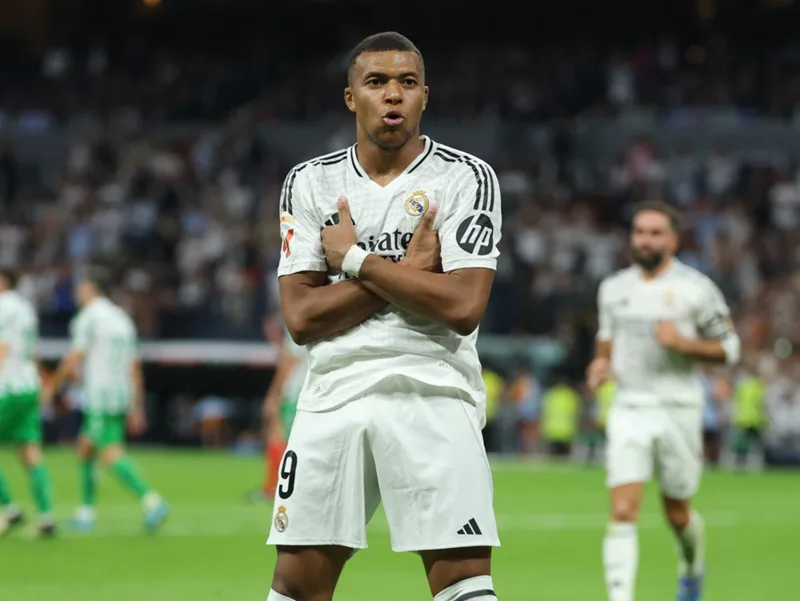 Mbappé khoác áo số 9 trong mùa giải đầu tiên ra mắt Real Madrid nhằm tôn trọng các đàn anh trong phòng thay đồ.