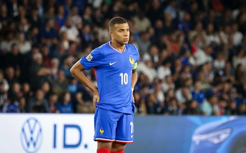 Sức hút thương mại khổng lồ giúp các mẫu áo đấu mang số 9 và số 10 của Mbappé liên tục cháy hàng trên toàn cầu.