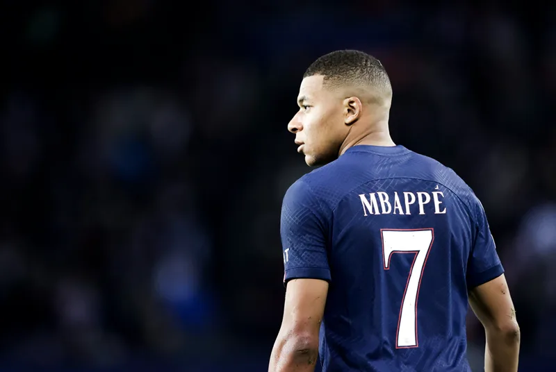 Chiếc áo số 7 biểu tượng từng giúp Kylian Mbappé khuynh đảo Ligue 1 và trở thành chân sút vĩ đại nhất lịch sử PSG.