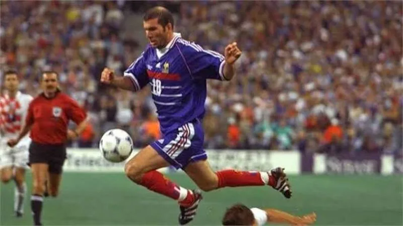 Zidane kết hợp sức mạnh, kỹ thuật và sự thanh thoát để kiểm soát những trận đấu lớn